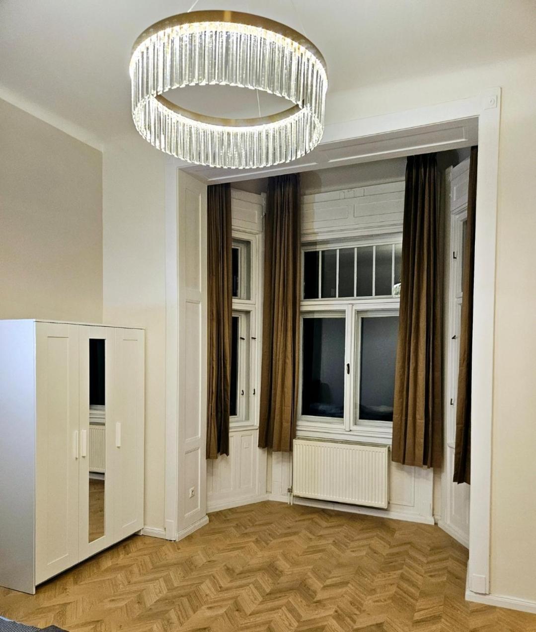 Designer Near Kalvin Square Apartment