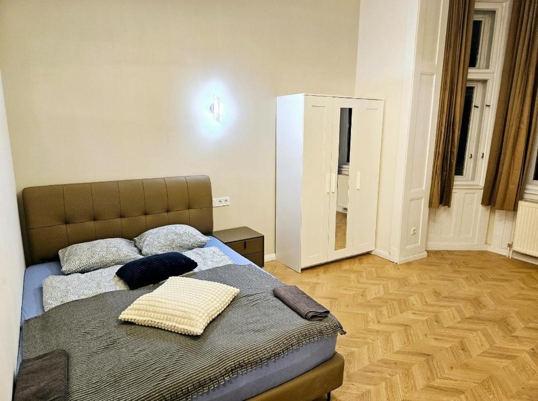 Designer Near Kalvin Square Apartment
